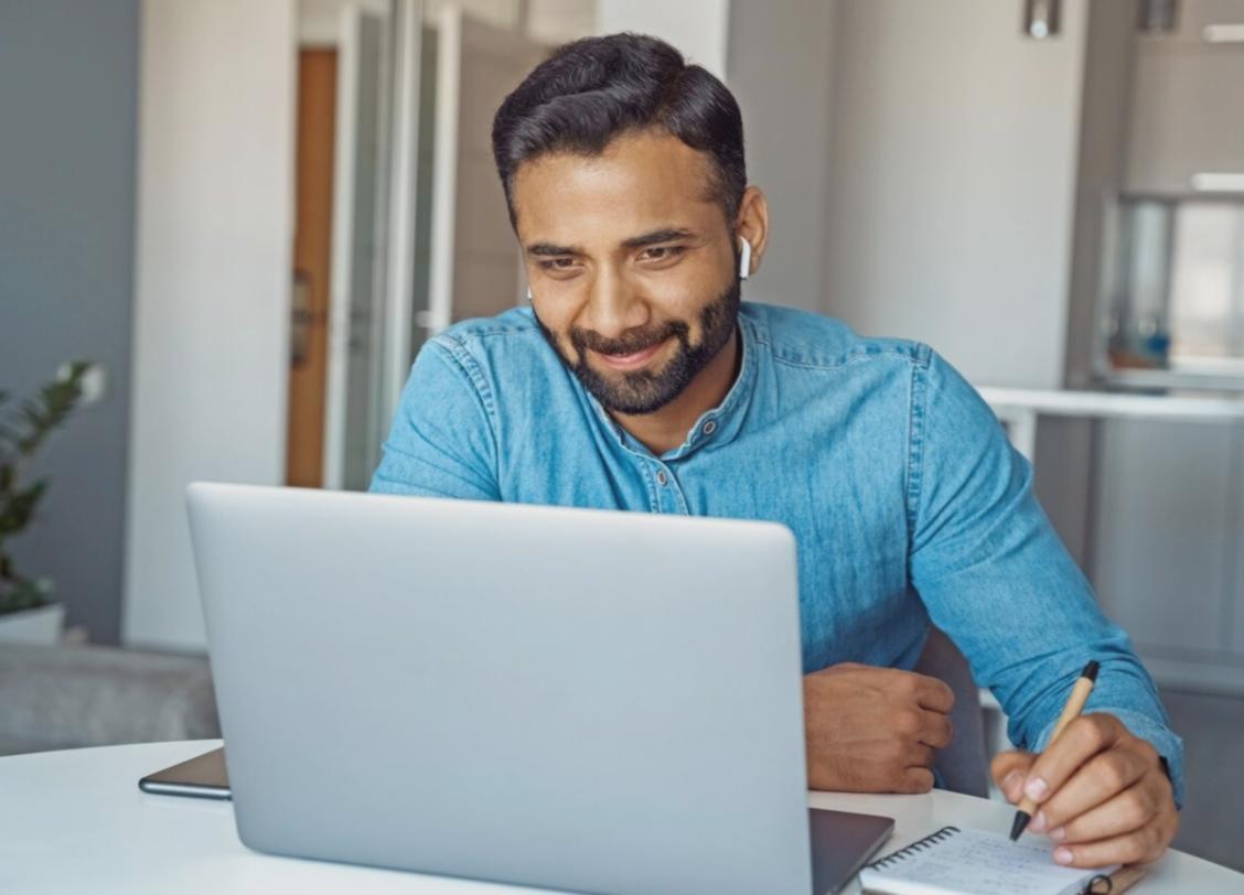 Calculadora y documentos financieros organizados